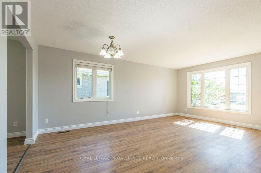 












23 SUNSHINE LANE

,
Quinte West (Murray Ward),




Ontario
K8V6X3

