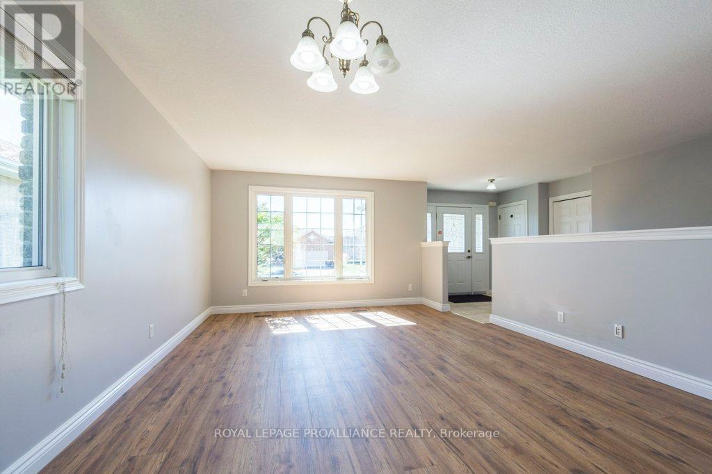 












23 SUNSHINE LANE

,
Quinte West (Murray Ward),




Ontario
K8V6X3

