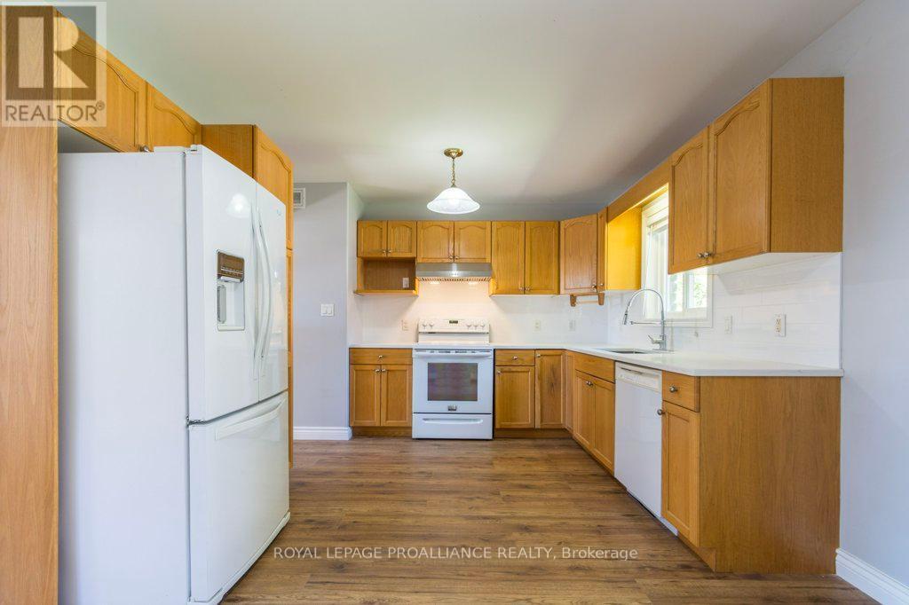 












23 SUNSHINE LANE

,
Quinte West (Murray Ward),




Ontario
K8V6X3

