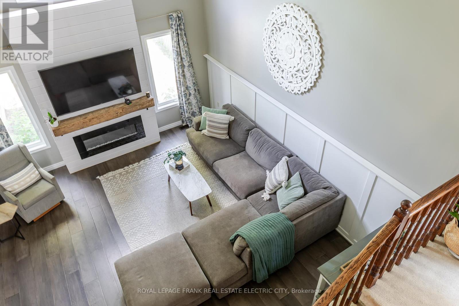 












664 TULLY CRESCENT

,
Peterborough (Monaghan Ward 2),




Ontario
K9K0A9

