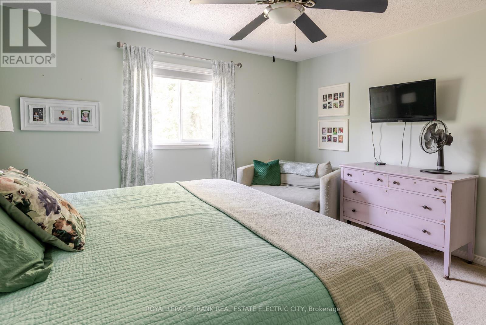 












664 TULLY CRESCENT

,
Peterborough (Monaghan Ward 2),




Ontario
K9K0A9

