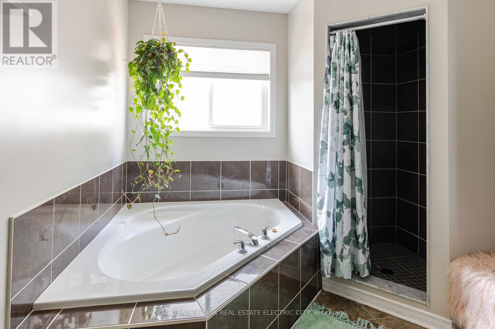 












664 TULLY CRESCENT

,
Peterborough (Monaghan Ward 2),




Ontario
K9K0A9

