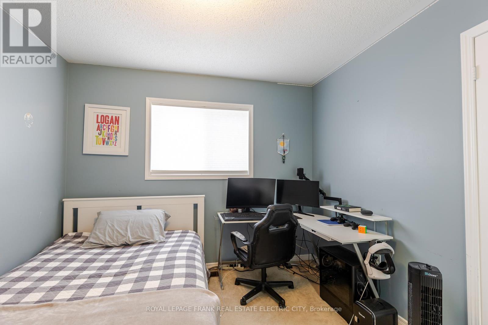 












664 TULLY CRESCENT

,
Peterborough (Monaghan Ward 2),




Ontario
K9K0A9

