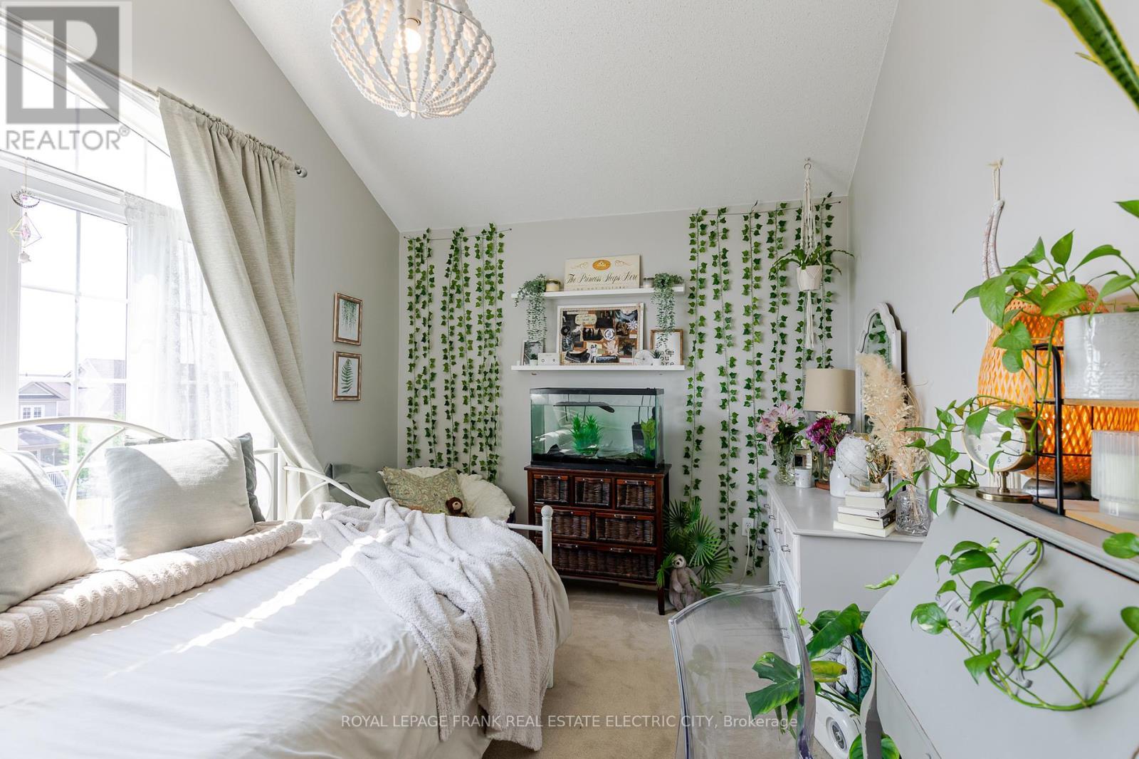 












664 TULLY CRESCENT

,
Peterborough (Monaghan Ward 2),




Ontario
K9K0A9

