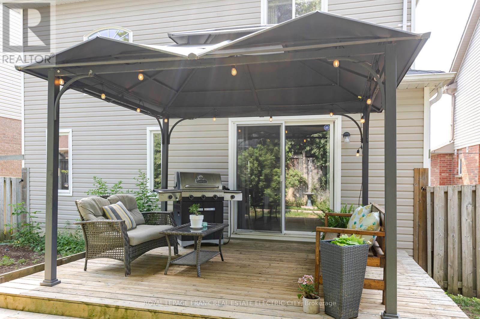 












664 TULLY CRESCENT

,
Peterborough (Monaghan Ward 2),




Ontario
K9K0A9

