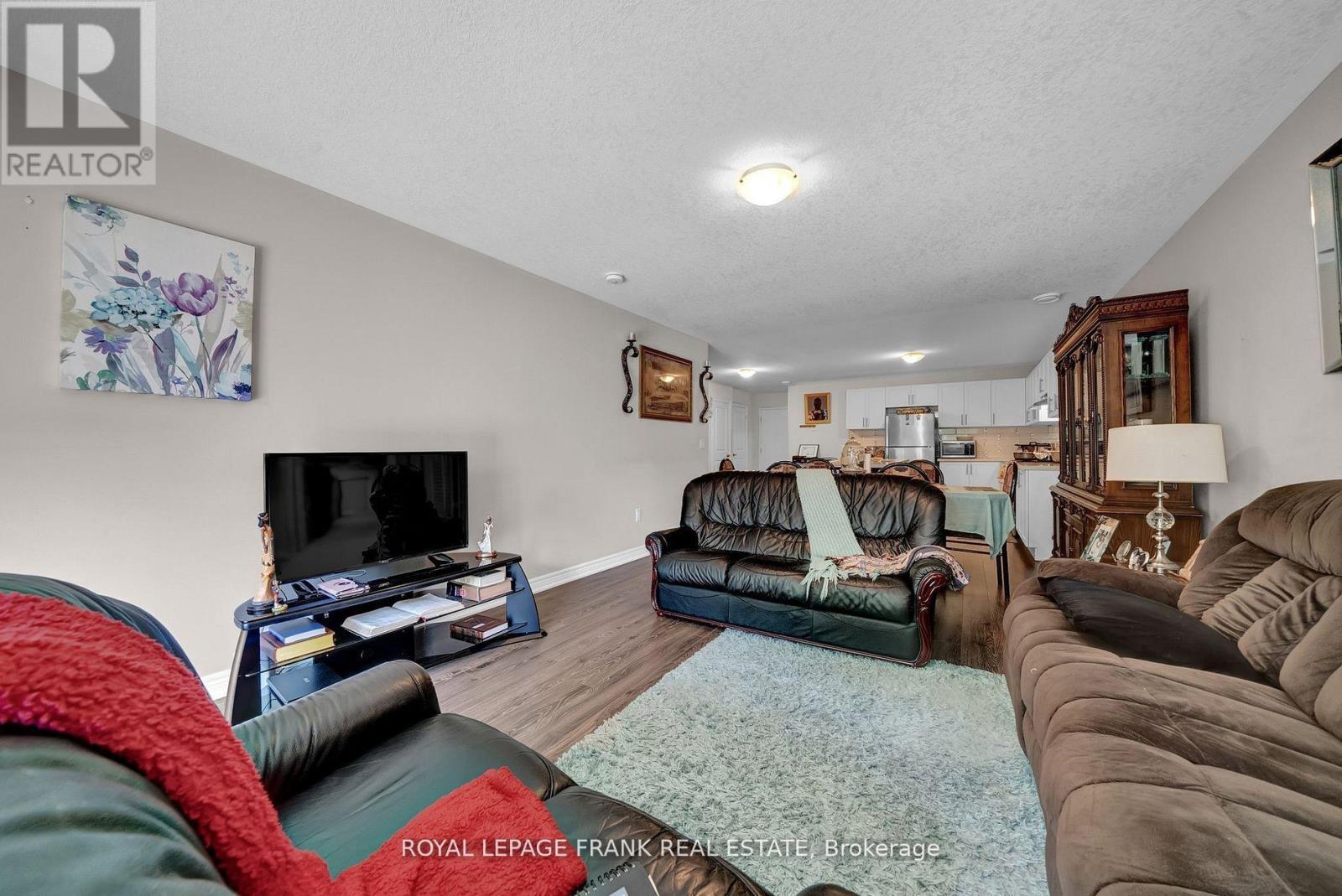 












402 OLIVE AVENUE

,
Oshawa (Central),




Ontario
L1H2R1

