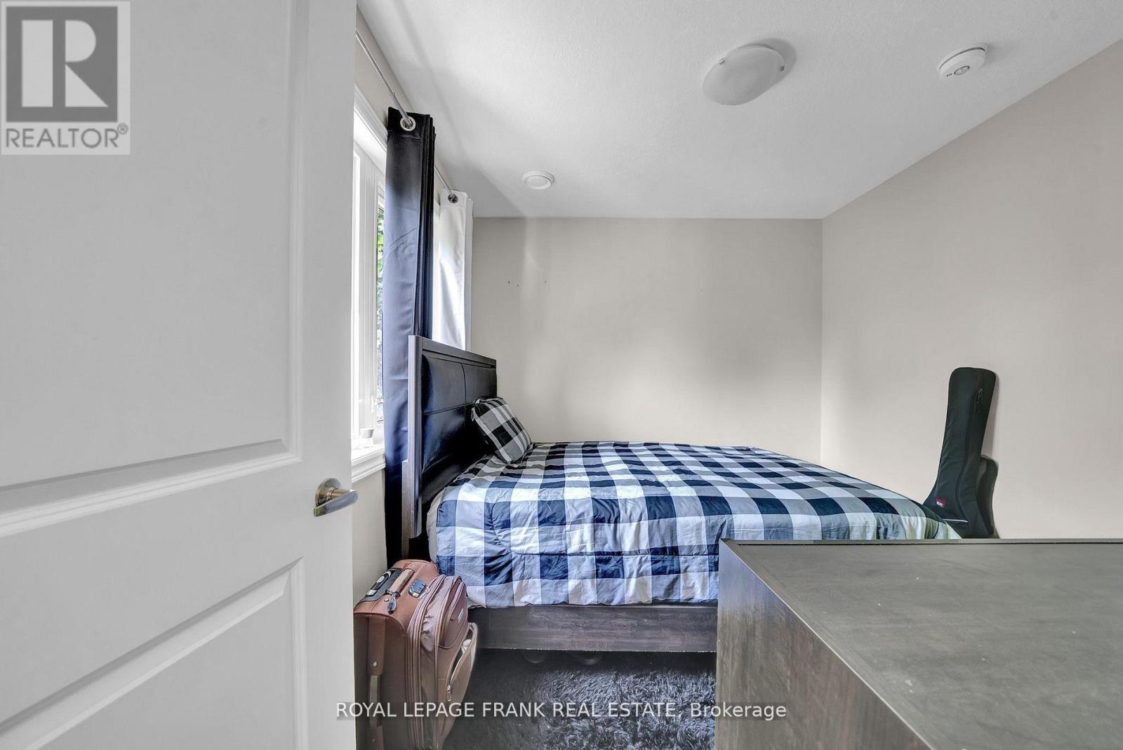 












402 OLIVE AVENUE

,
Oshawa (Central),




Ontario
L1H2R1

