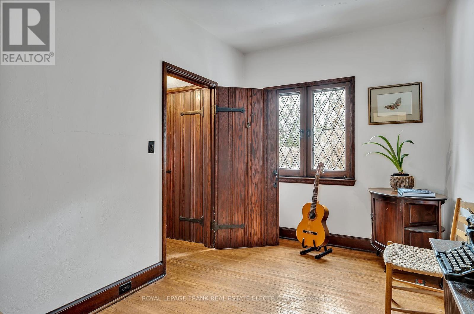 












82 DUBLIN STREET

,
Peterborough (Town Ward 3),




Ontario
K9H3A9

