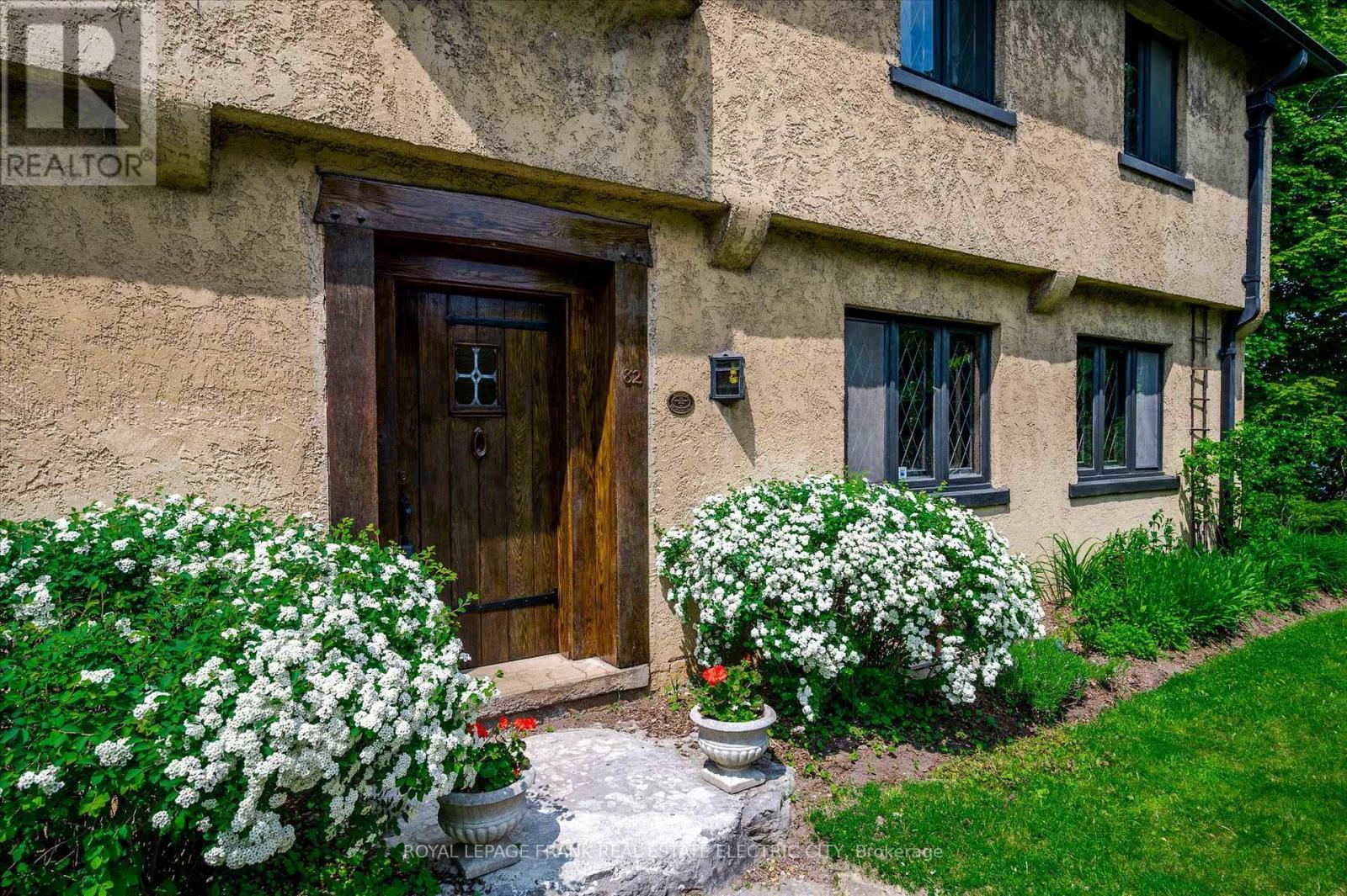 












82 DUBLIN STREET

,
Peterborough (Town Ward 3),




Ontario
K9H3A9

