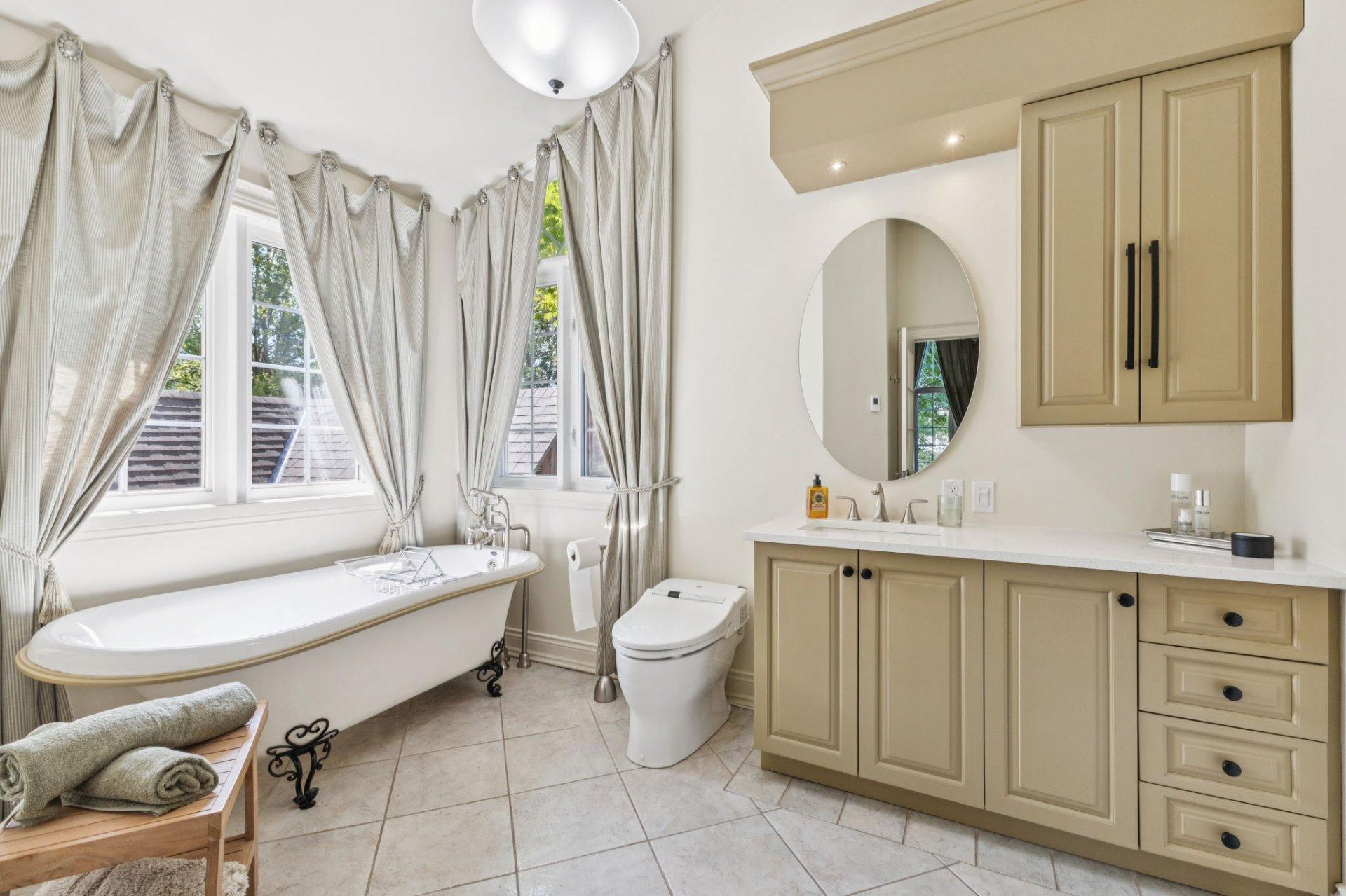 









6


Place Léonard

,
Gatineau (Buckingham),




QC
J8L3N4

