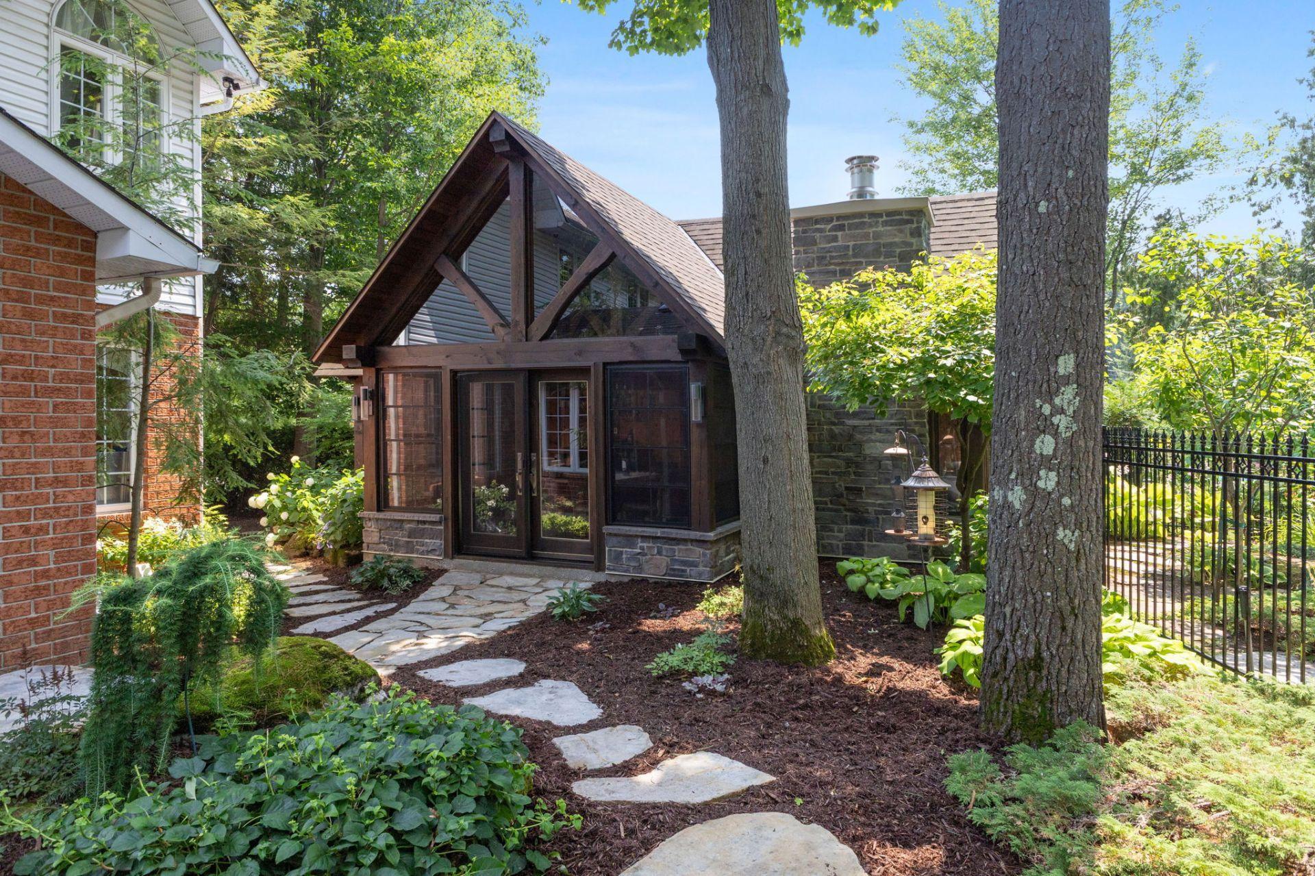 









6


Place Léonard

,
Gatineau (Buckingham),




QC
J8L3N4

