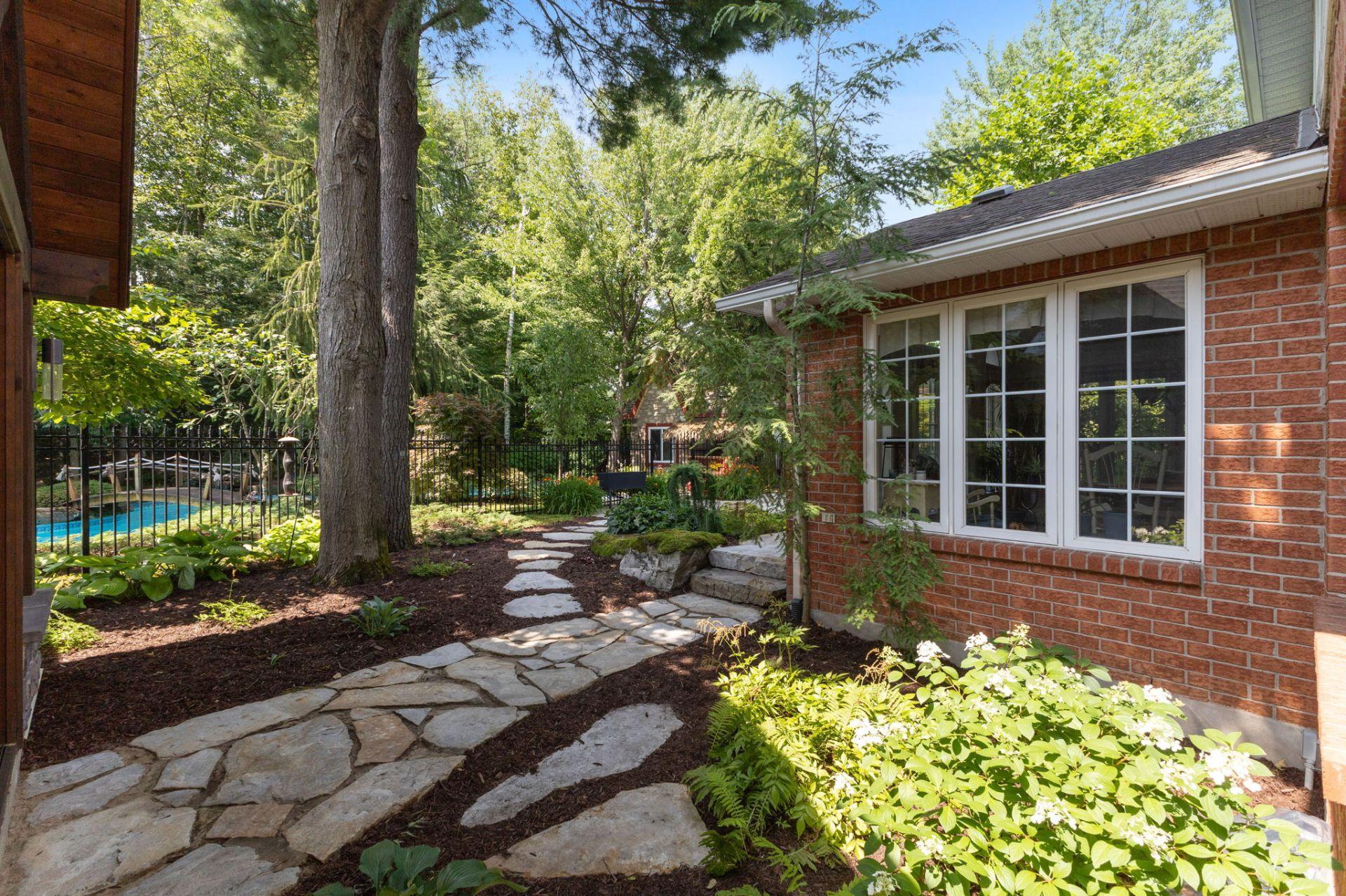 









6


Place Léonard

,
Gatineau (Buckingham),




QC
J8L3N4

