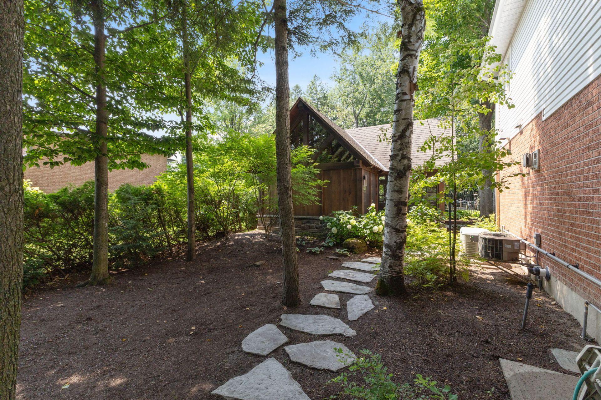 









6


Place Léonard

,
Gatineau (Buckingham),




QC
J8L3N4

