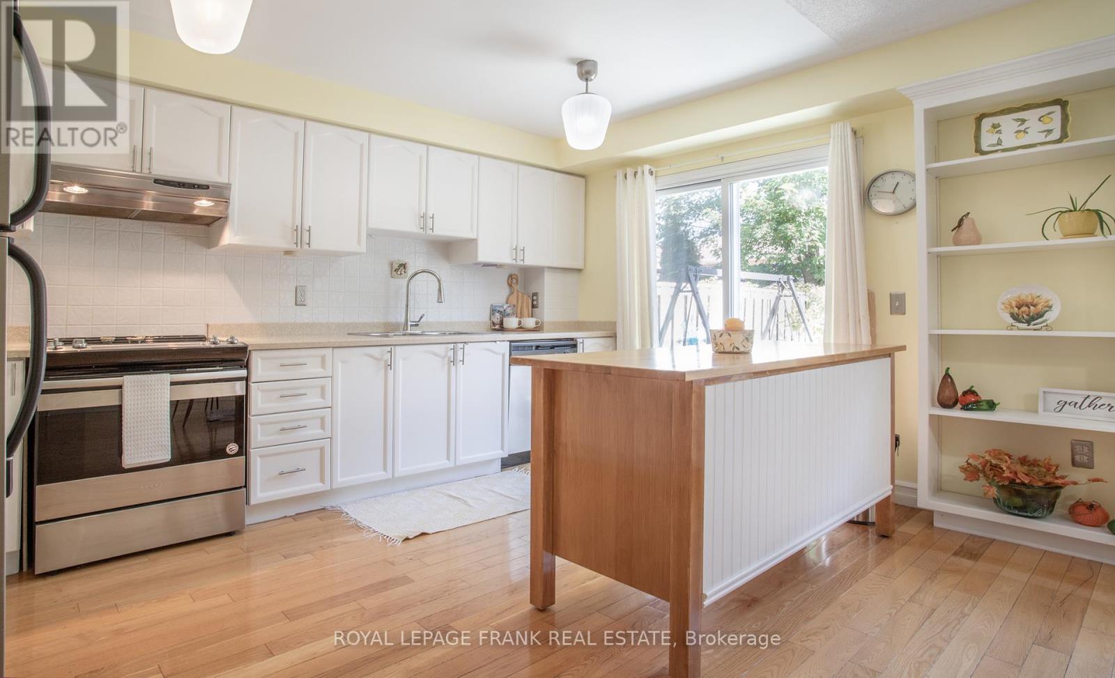 












36 GREENGROVE WAY

,
Whitby (Rolling Acres),




Ontario
L1R2N4


