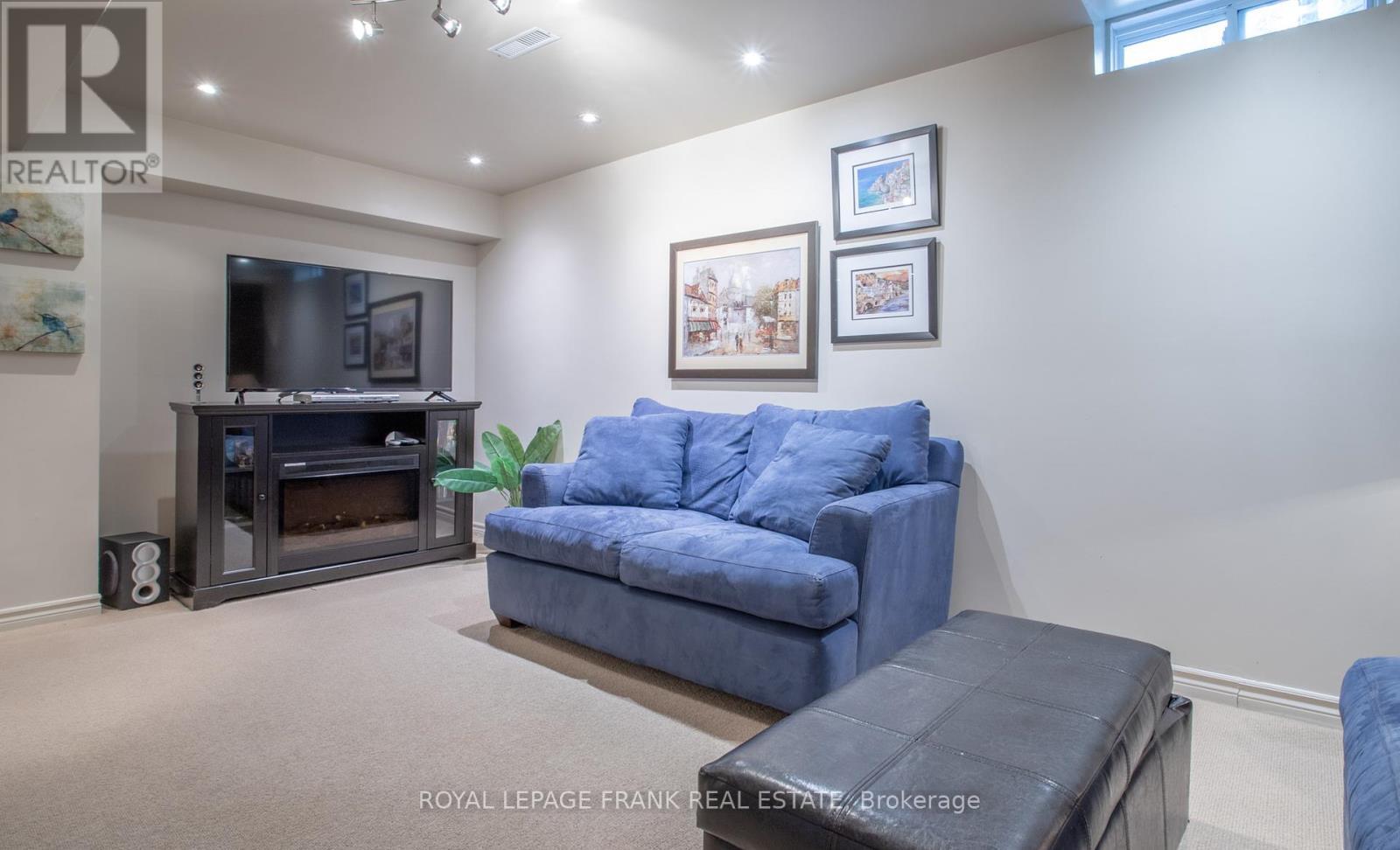 












36 GREENGROVE WAY

,
Whitby (Rolling Acres),




Ontario
L1R2N4

