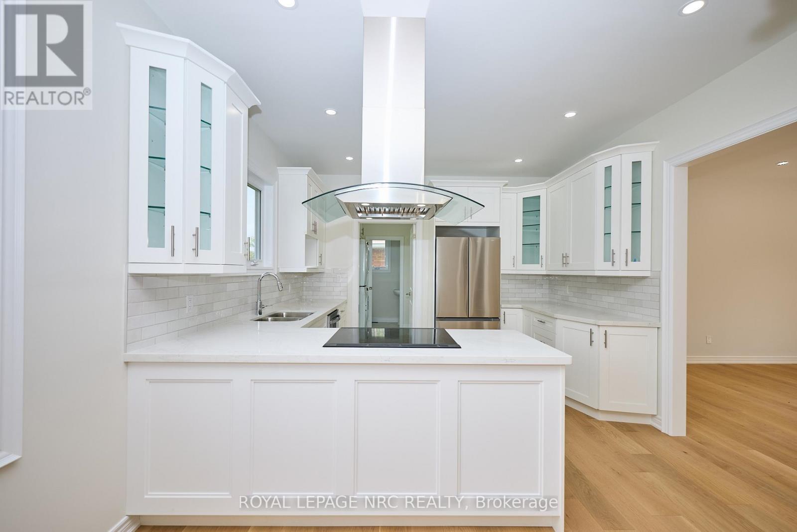 












17 GLENBARR ROAD

,
St. Catharines (Glendale/Glenridge),




Ontario
L2T1Y2

