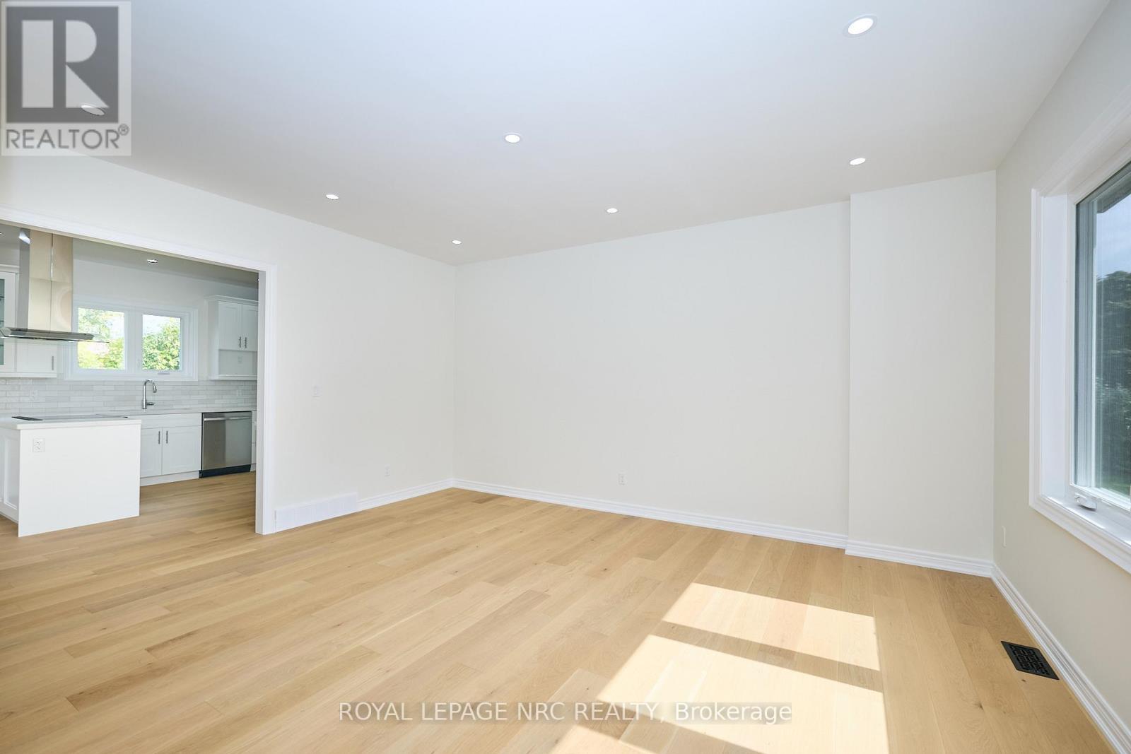 












17 GLENBARR ROAD

,
St. Catharines (Glendale/Glenridge),




Ontario
L2T1Y2

