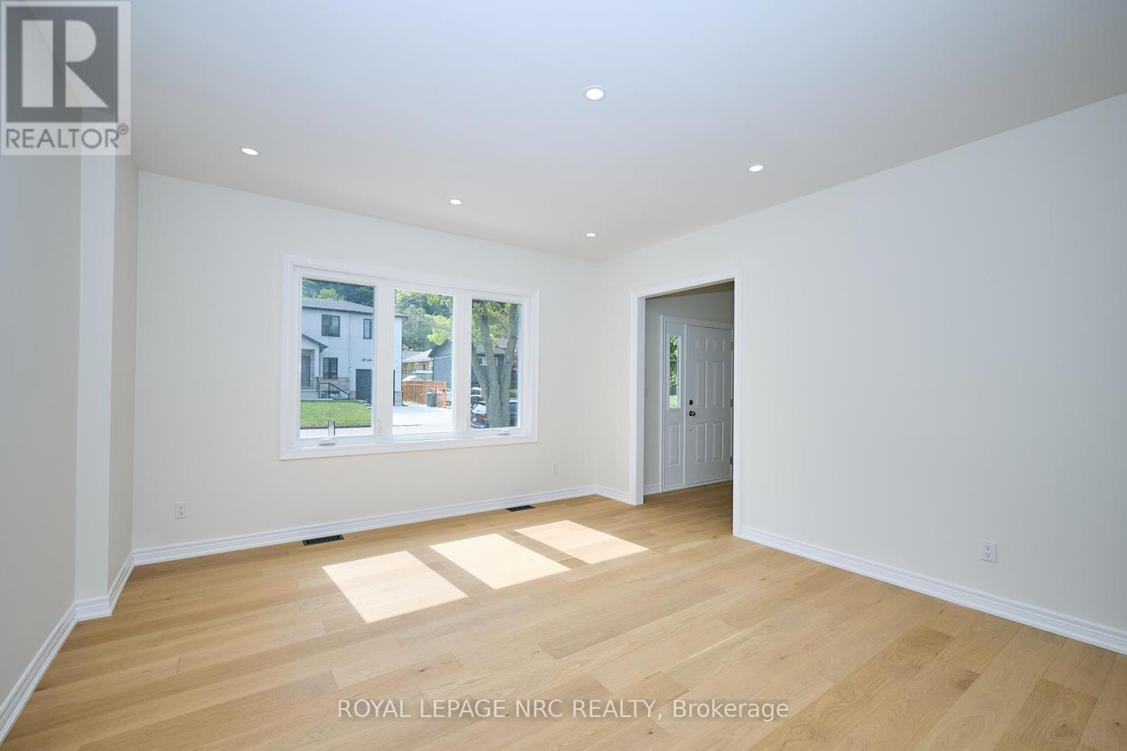 












17 GLENBARR ROAD

,
St. Catharines (Glendale/Glenridge),




Ontario
L2T1Y2

