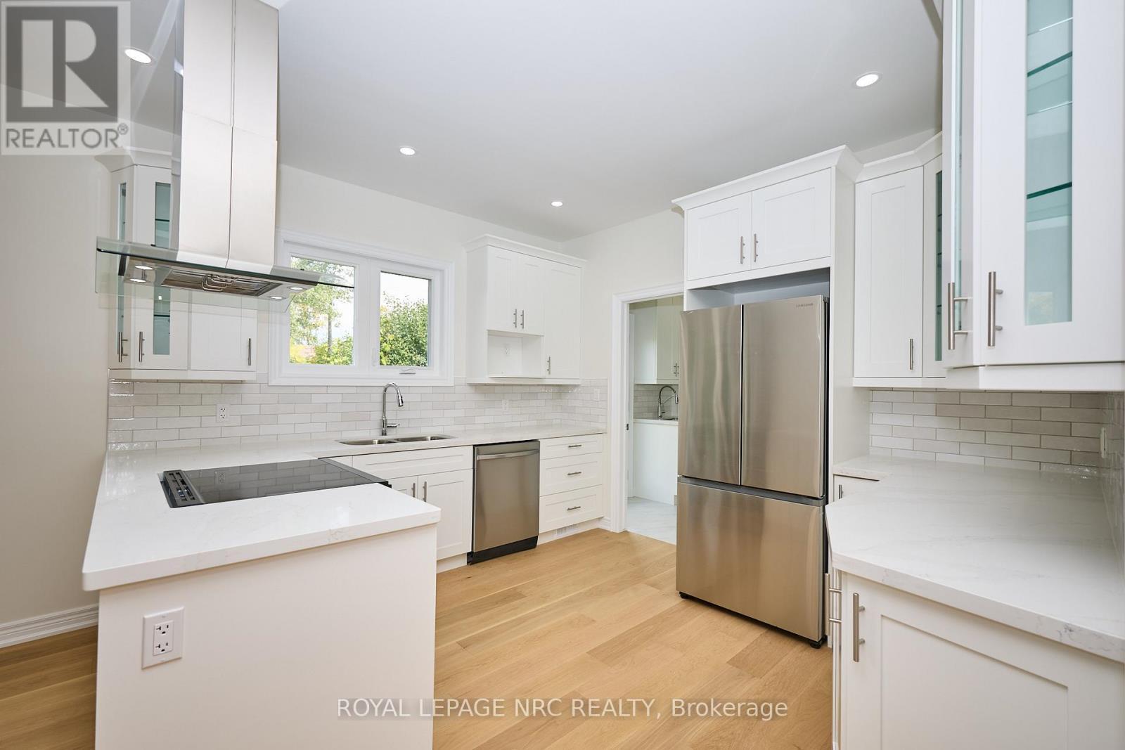 












17 GLENBARR ROAD

,
St. Catharines (Glendale/Glenridge),




Ontario
L2T1Y2


