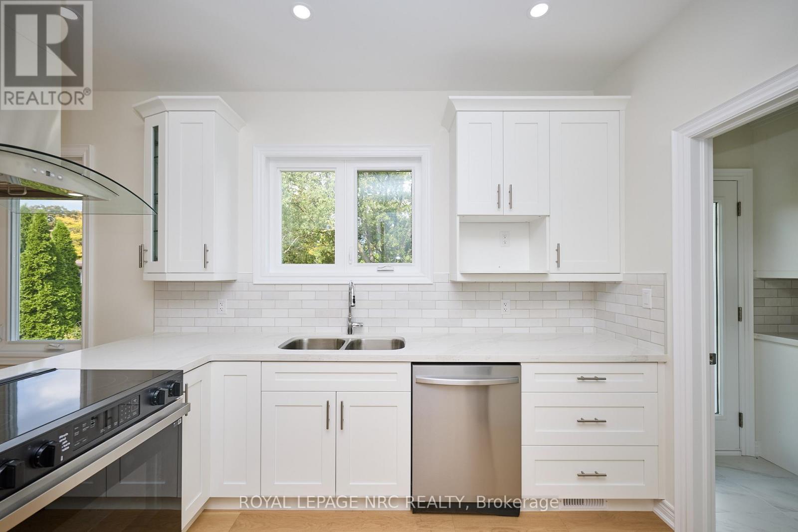 












17 GLENBARR ROAD

,
St. Catharines (Glendale/Glenridge),




Ontario
L2T1Y2

