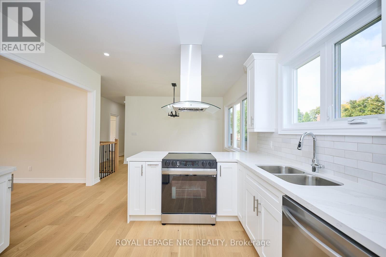 












17 GLENBARR ROAD

,
St. Catharines (Glendale/Glenridge),




Ontario
L2T1Y2

