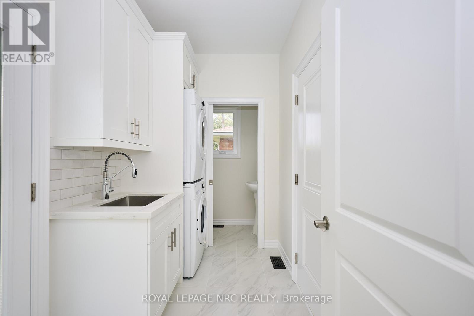 












17 GLENBARR ROAD

,
St. Catharines (Glendale/Glenridge),




Ontario
L2T1Y2

