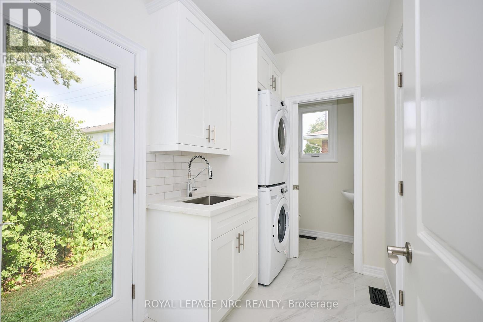 












17 GLENBARR ROAD

,
St. Catharines (Glendale/Glenridge),




Ontario
L2T1Y2

