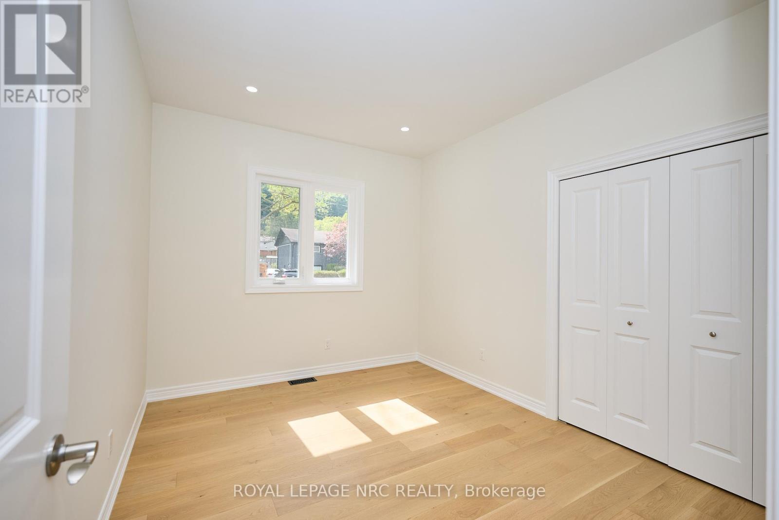 












17 GLENBARR ROAD

,
St. Catharines (Glendale/Glenridge),




Ontario
L2T1Y2

