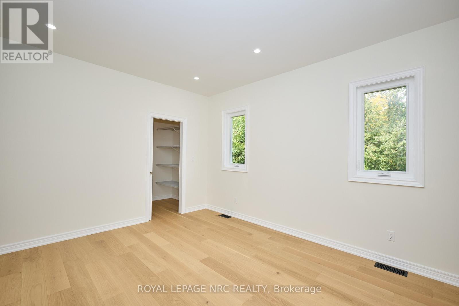 












17 GLENBARR ROAD

,
St. Catharines (Glendale/Glenridge),




Ontario
L2T1Y2


