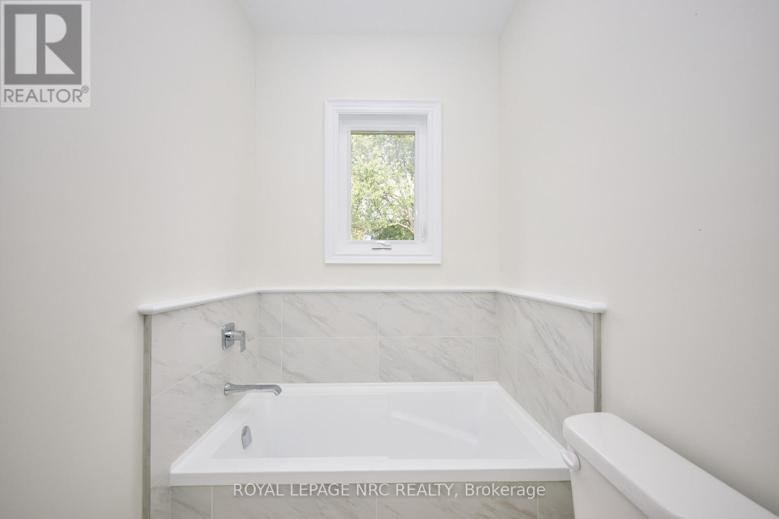












17 GLENBARR ROAD

,
St. Catharines (Glendale/Glenridge),




Ontario
L2T1Y2

