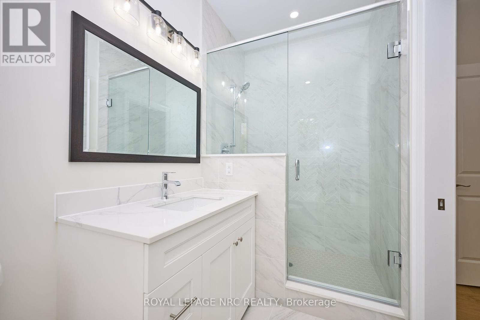












17 GLENBARR ROAD

,
St. Catharines (Glendale/Glenridge),




Ontario
L2T1Y2

