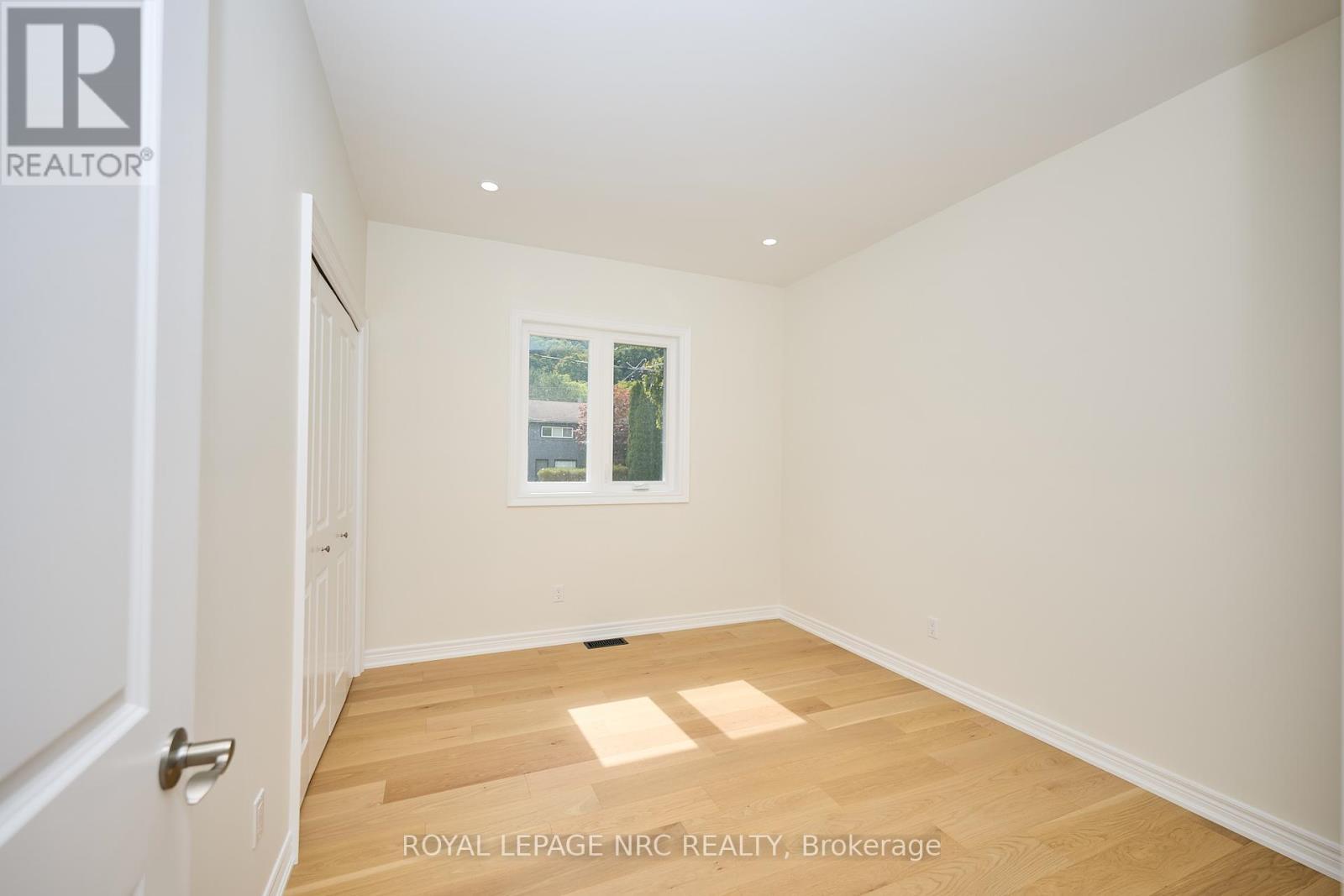 












17 GLENBARR ROAD

,
St. Catharines (Glendale/Glenridge),




Ontario
L2T1Y2

