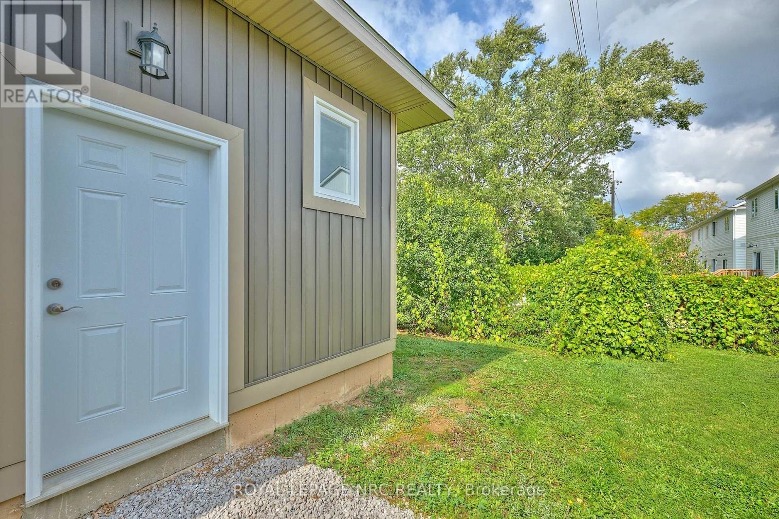 












17 GLENBARR ROAD

,
St. Catharines (Glendale/Glenridge),




Ontario
L2T1Y2

