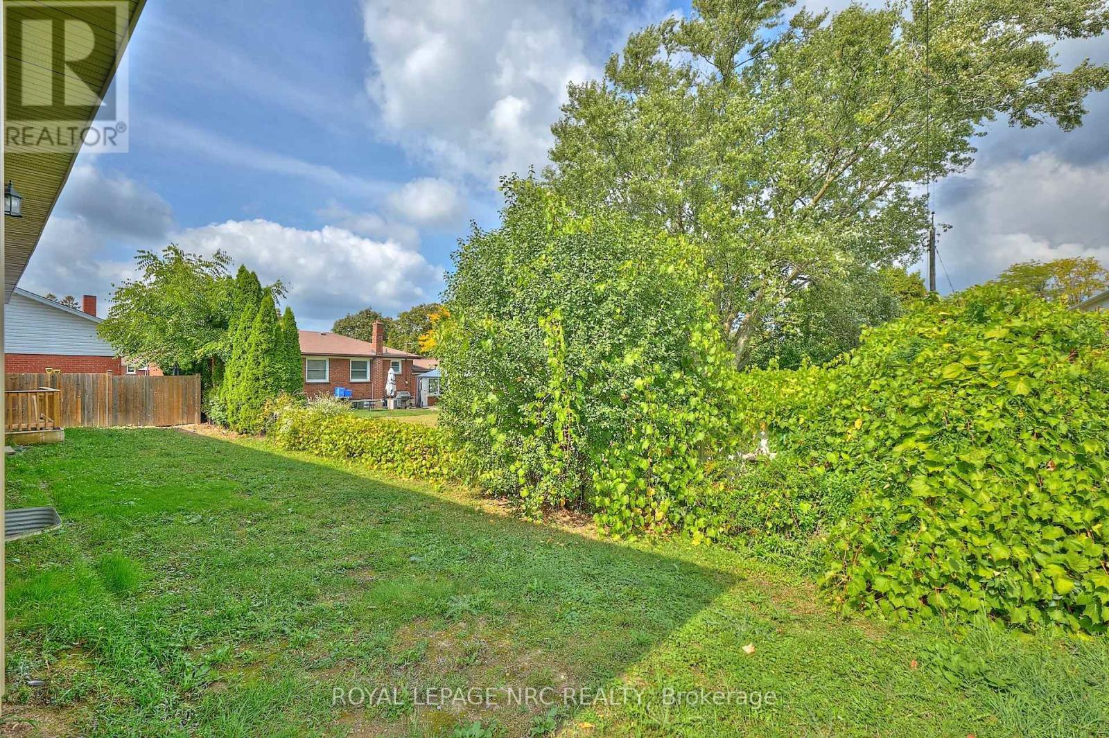 












17 GLENBARR ROAD

,
St. Catharines (Glendale/Glenridge),




Ontario
L2T1Y2

