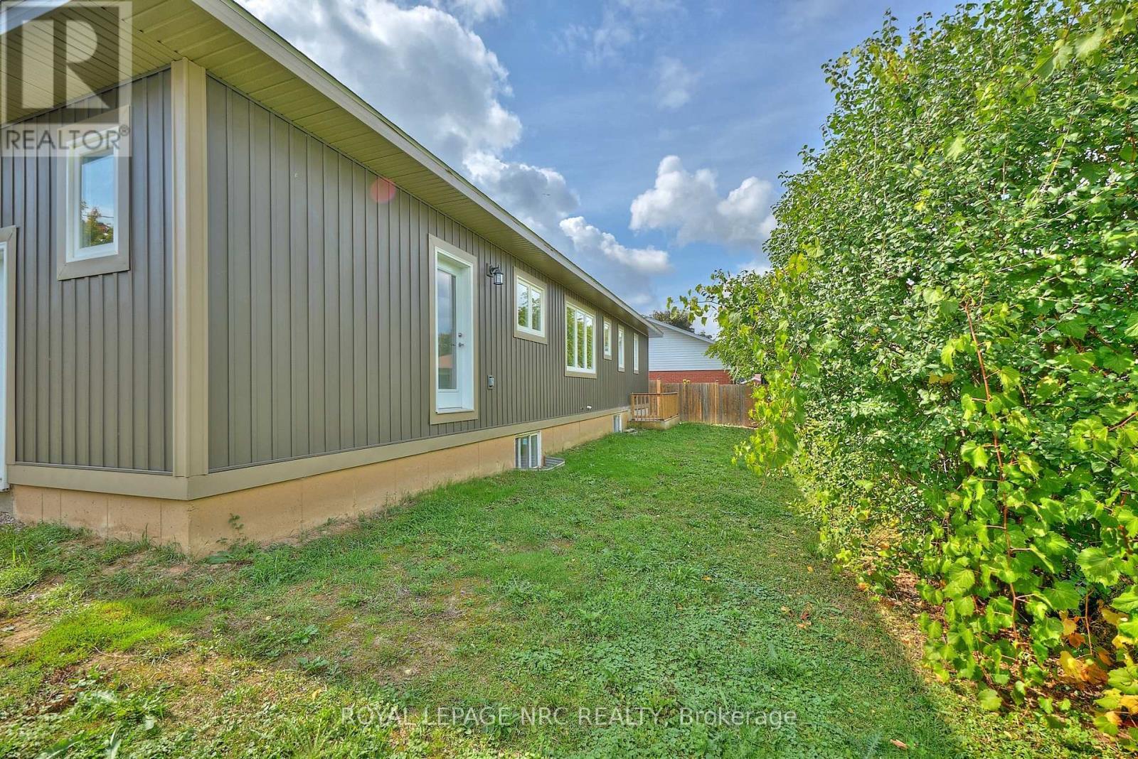 












17 GLENBARR ROAD

,
St. Catharines (Glendale/Glenridge),




Ontario
L2T1Y2

