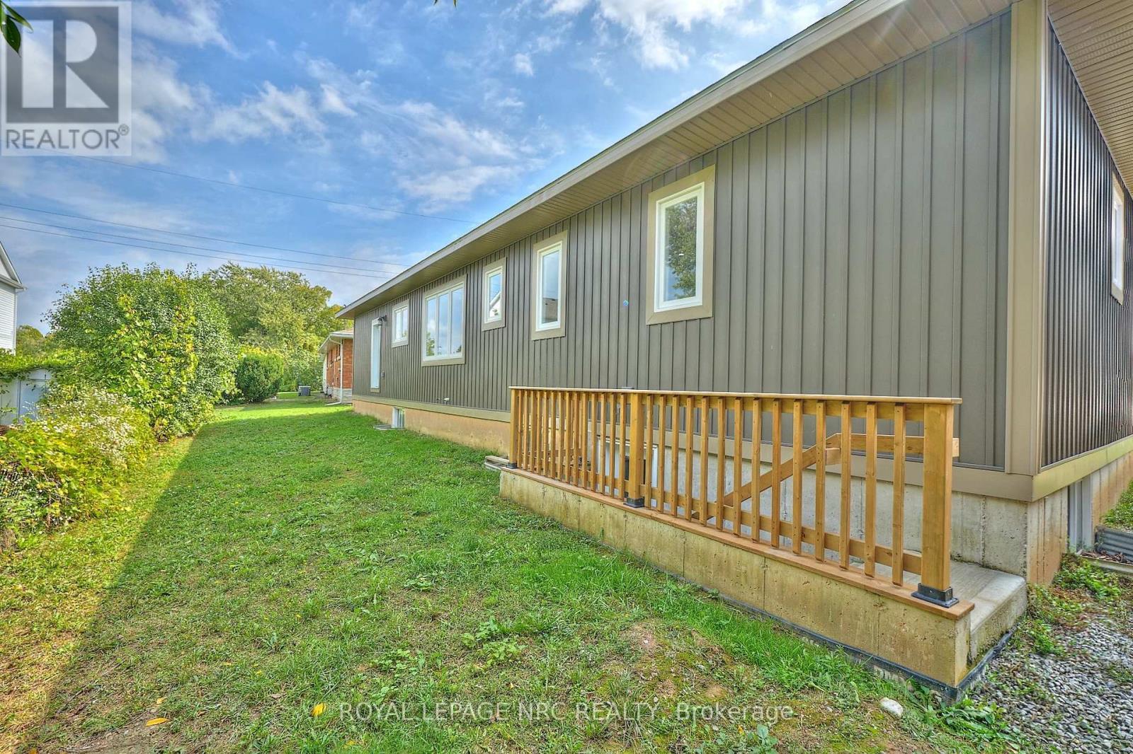 












17 GLENBARR ROAD

,
St. Catharines (Glendale/Glenridge),




Ontario
L2T1Y2

