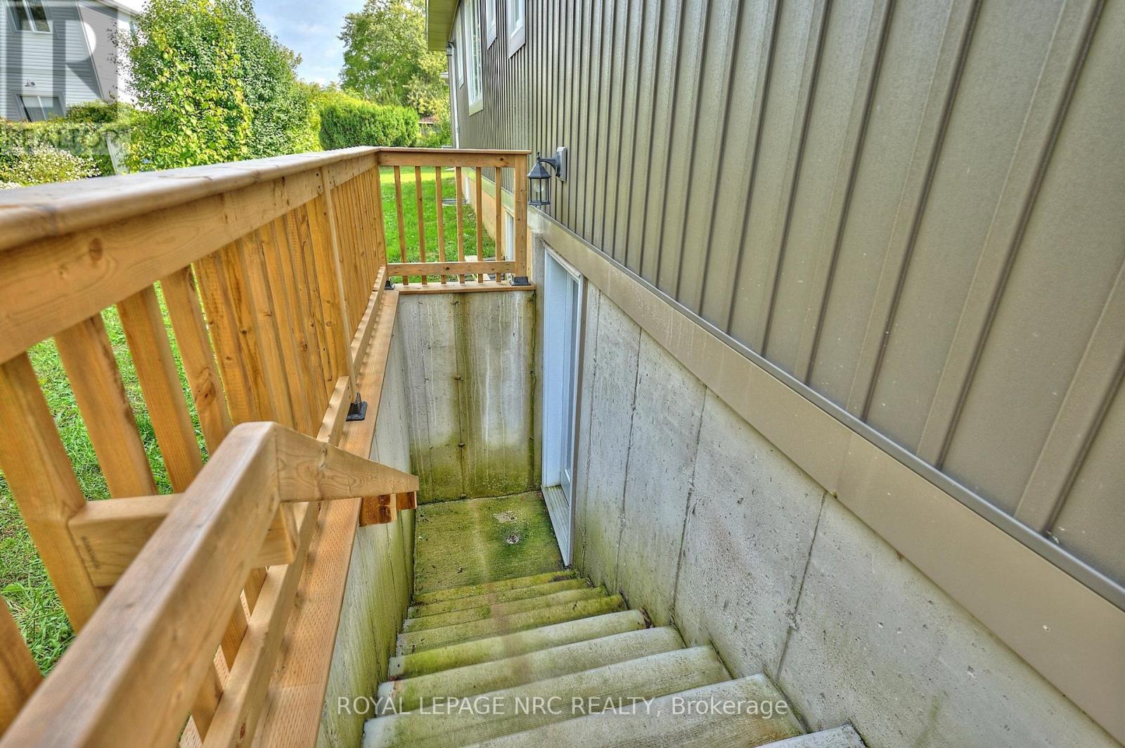 












17 GLENBARR ROAD

,
St. Catharines (Glendale/Glenridge),




Ontario
L2T1Y2

