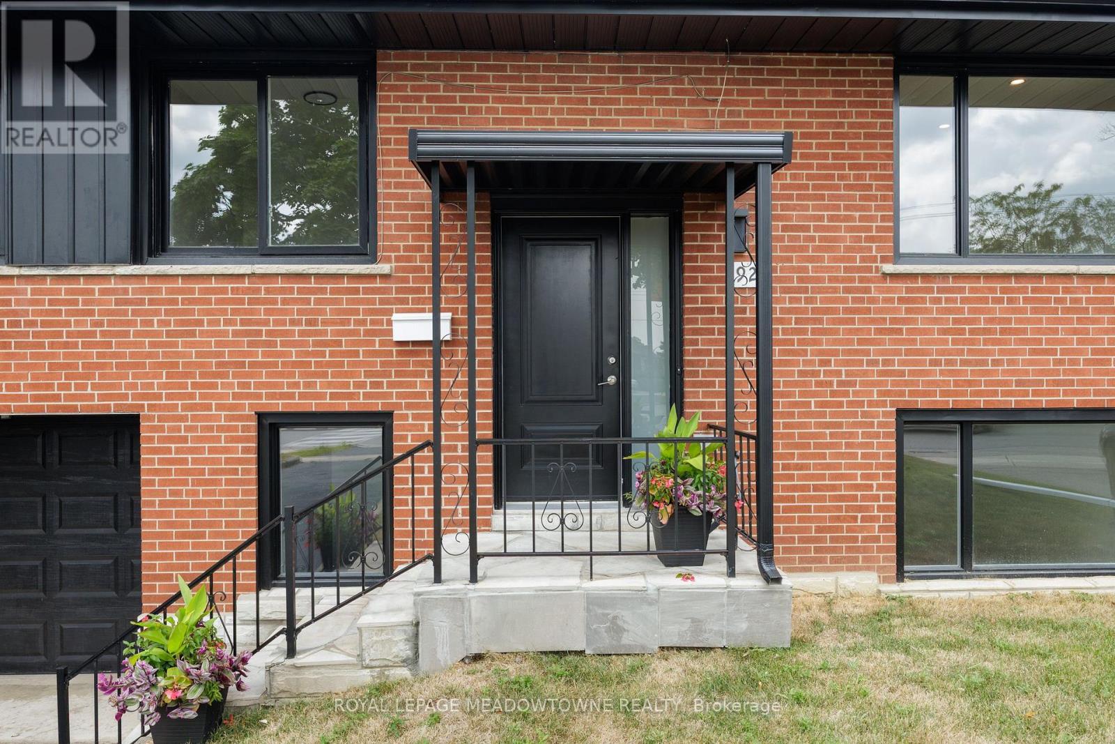 












92 THE WESTWAY

,
Toronto,




Ontario
M9P2B2

