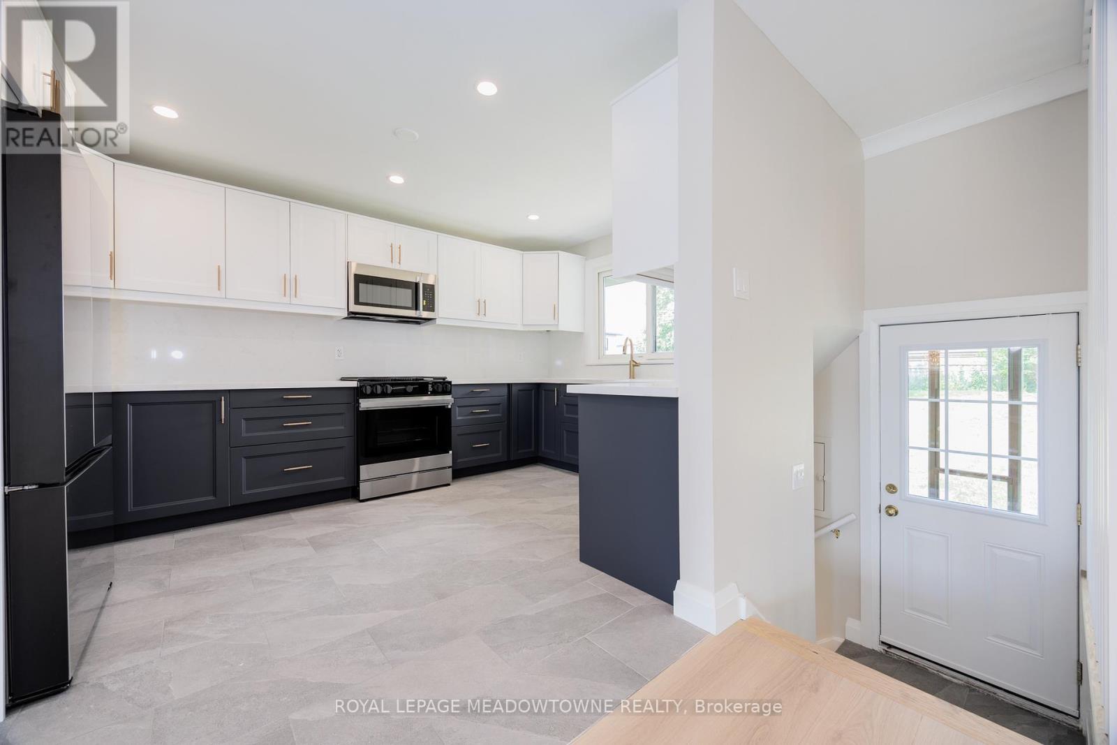 












92 THE WESTWAY

,
Toronto,




Ontario
M9P2B2

