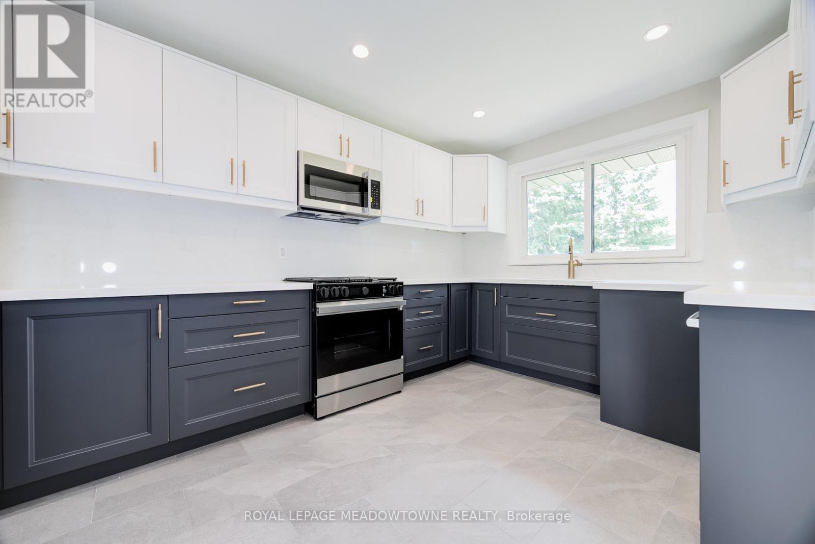 












92 THE WESTWAY

,
Toronto,




Ontario
M9P2B2

