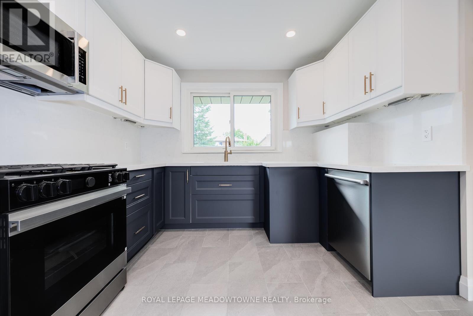 












92 THE WESTWAY

,
Toronto,




Ontario
M9P2B2

