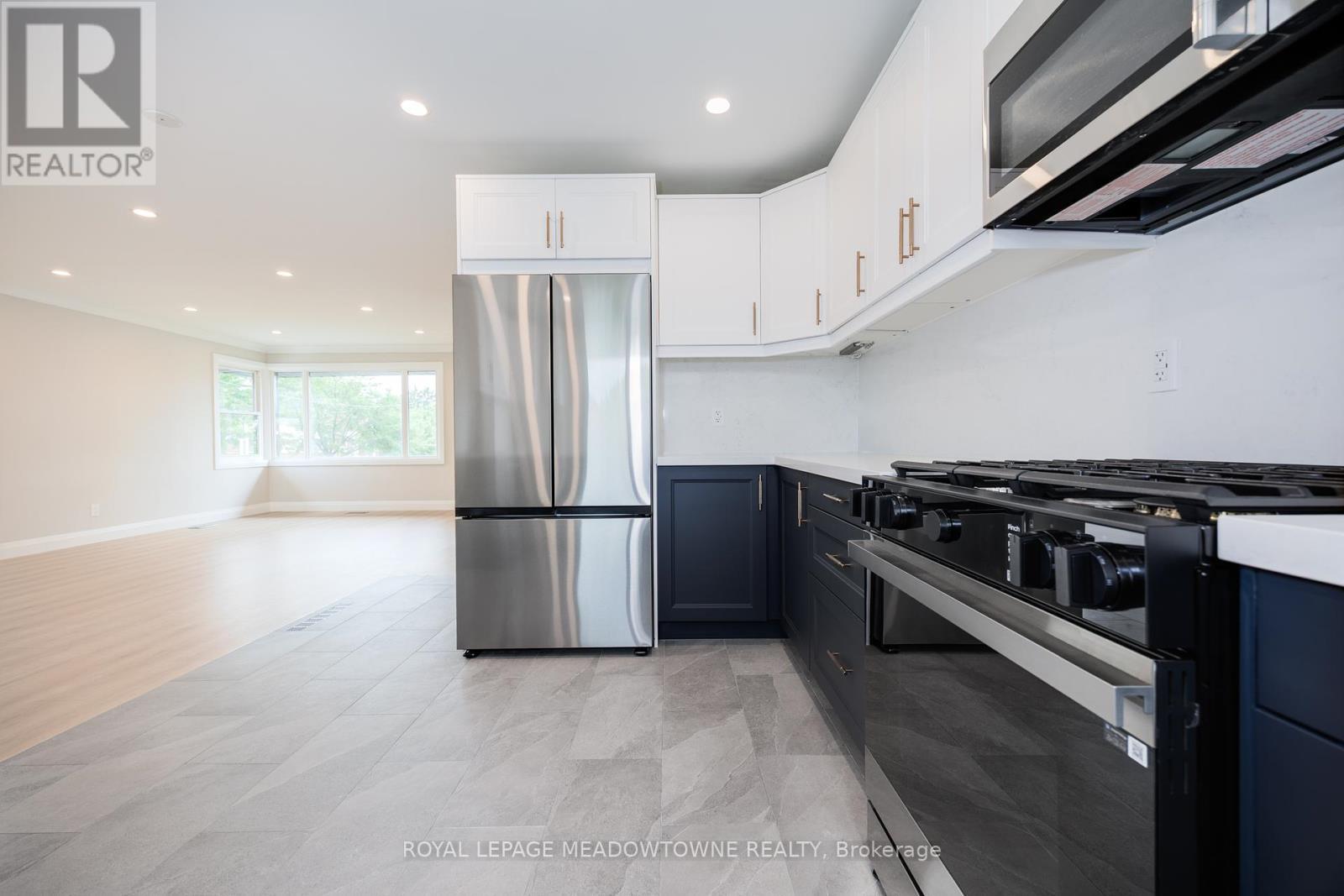 












92 THE WESTWAY

,
Toronto,




Ontario
M9P2B2

