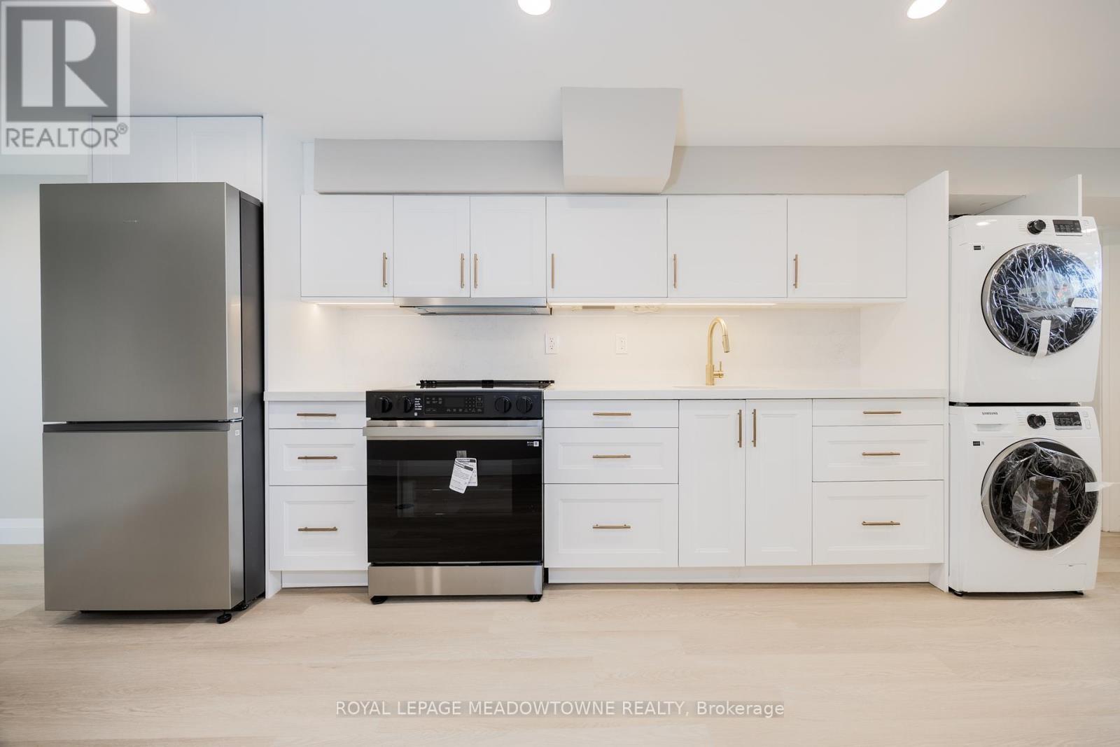 












92 THE WESTWAY

,
Toronto,




Ontario
M9P2B2

