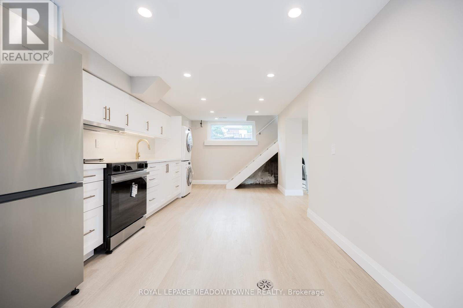 












92 THE WESTWAY

,
Toronto,




Ontario
M9P2B2

