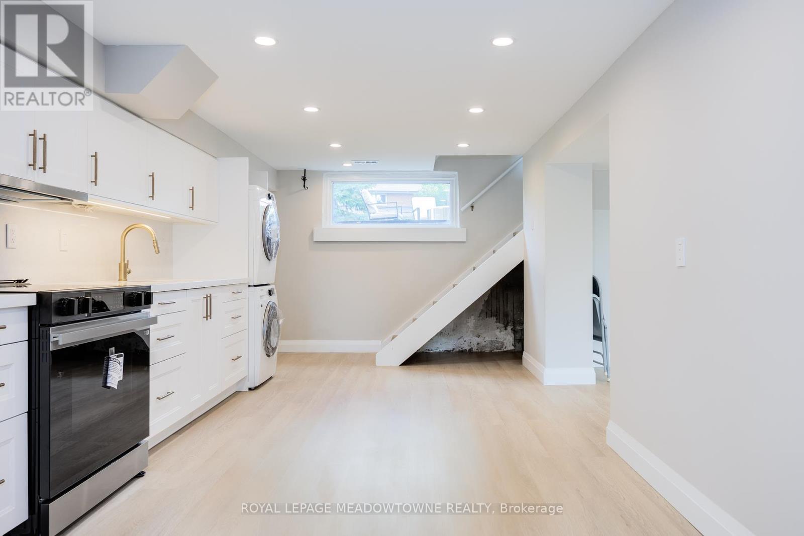 












92 THE WESTWAY

,
Toronto,




Ontario
M9P2B2

