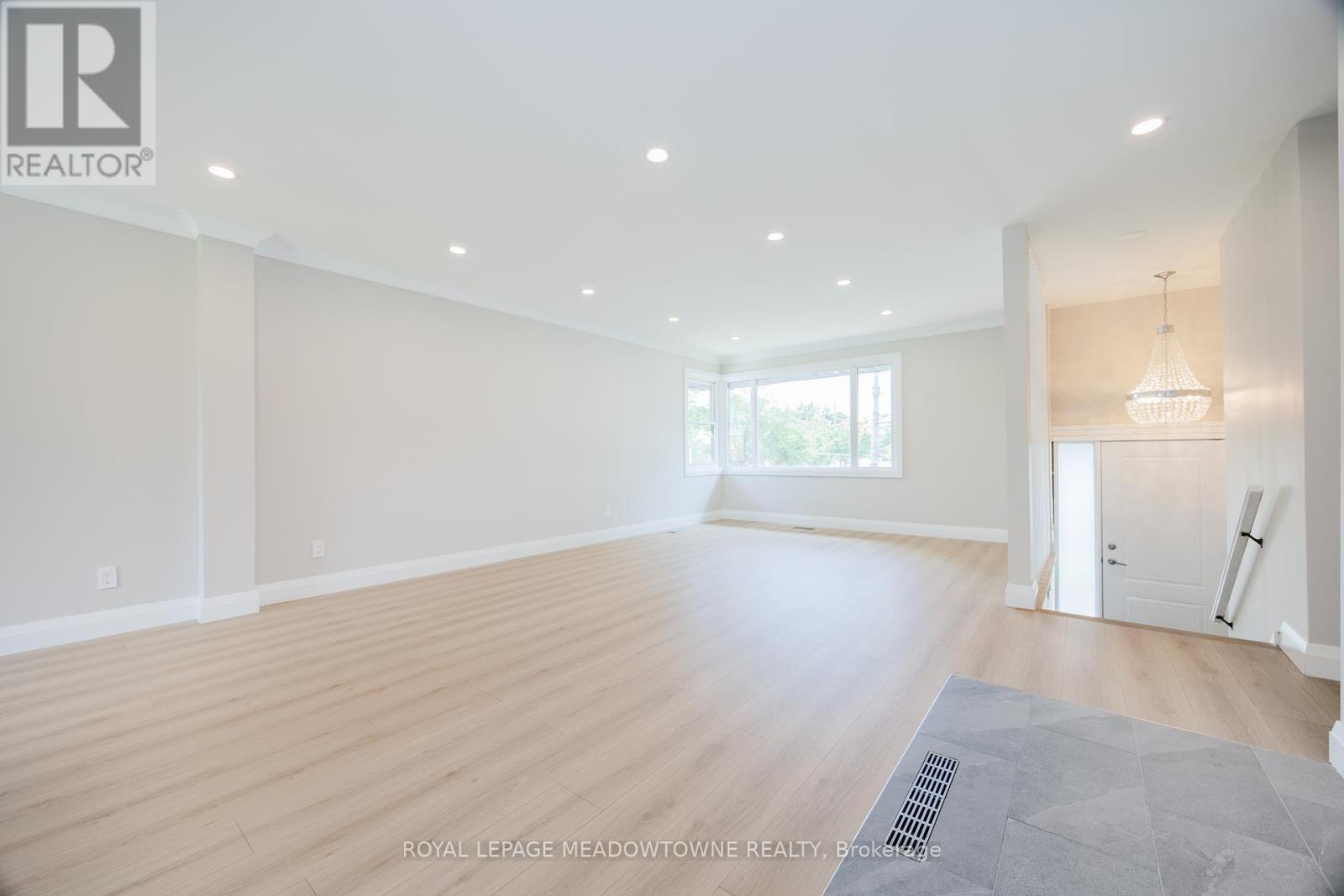 












92 THE WESTWAY

,
Toronto,




Ontario
M9P2B2

