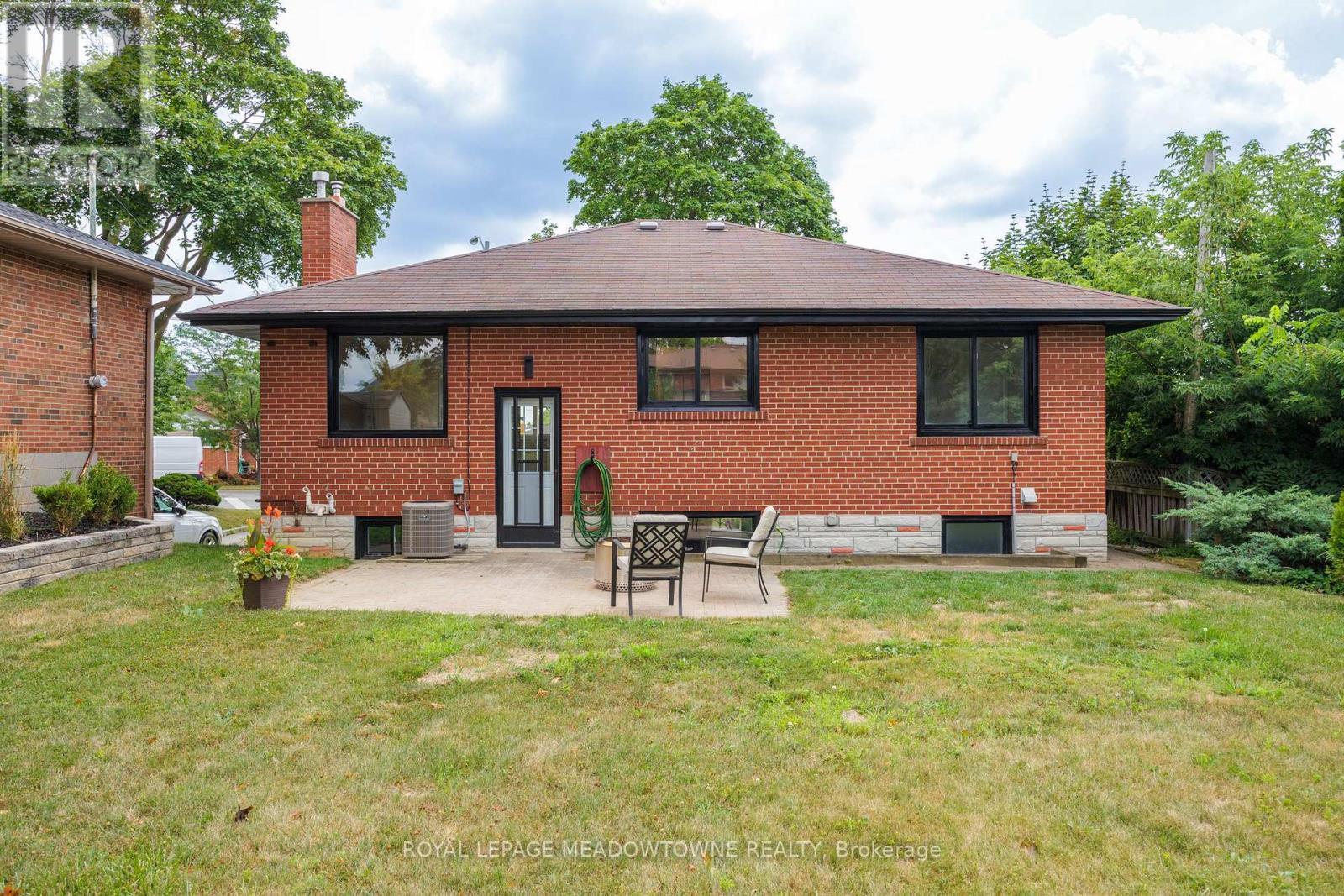 












92 THE WESTWAY

,
Toronto,




Ontario
M9P2B2

