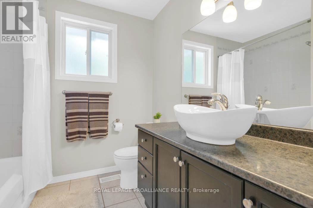 












35 LORAINE AVENUE

,
Quinte West (Trenton Ward),




Ontario
K8V6R4

