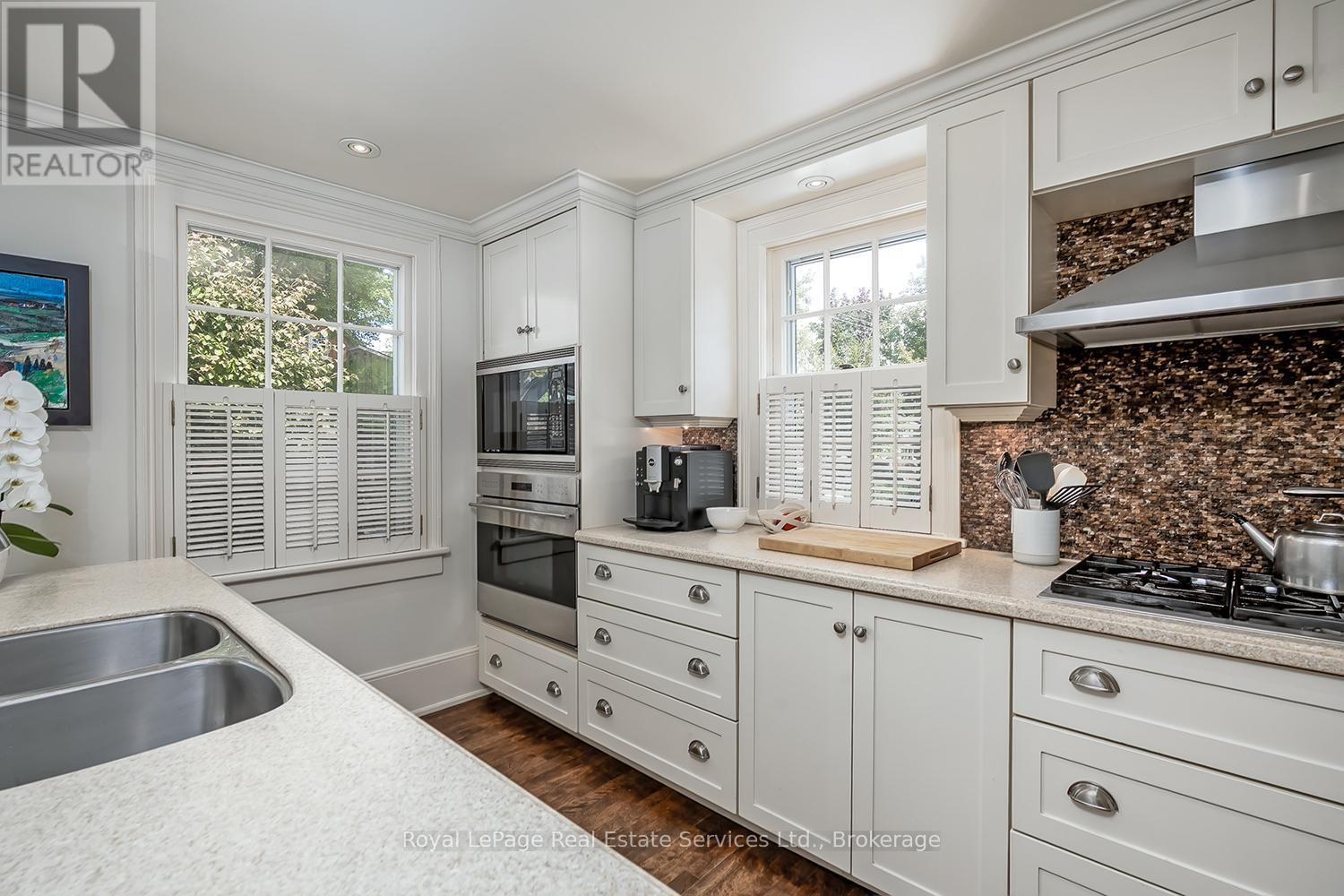 












53 THOMAS STREET

,
Oakville (OO Old Oakville),




Ontario
L6J3A2

