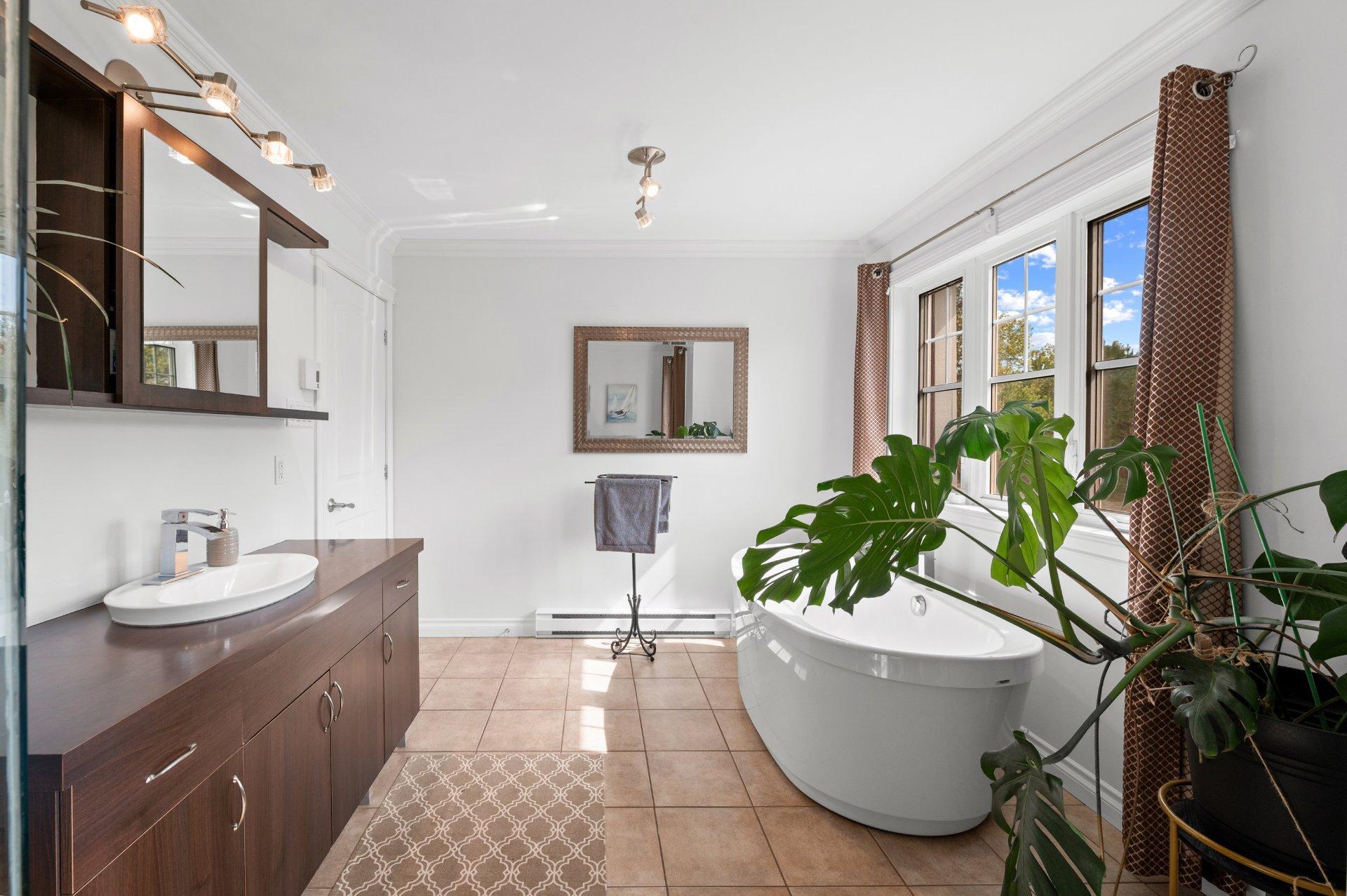 









739


Rue des Grands-Pins

,
Mont-Tremblant,




QC
J8E0B2

